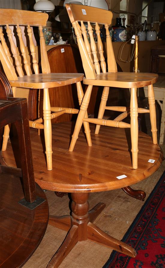 Circular pine table & 2 chairs(-)